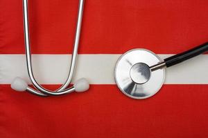 bandera de austria y estetoscopio. el concepto de medicina. foto