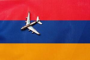 avión sobre la bandera de armenia, el concepto de viaje. foto