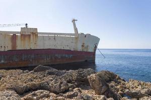 barco abandonado que naufragó cerca de la costa de chipre foto