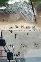 zelenogradsk junio de 2021, la sombra de la noria en la arena cerca de la costa del mar báltico foto
