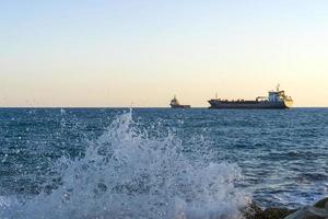 barco en el mar mediterráneo frente a la costa de chipre. foto