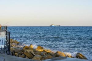 las olas del mediterráneo golpean la costa cerca de la ciudad de limassol en chipre. foto