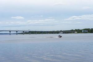 puente kostroma sobre el río volka en verano. foto