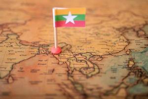 la bandera de myanmar en el mapa del viejo mundo. foto