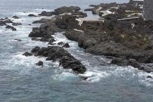 costa con piedras en la isla de tenerife. foto