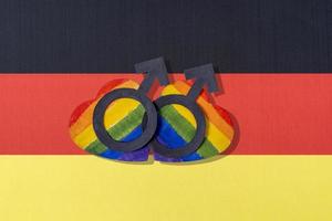 la bandera de alemania y el corazón en forma de bandera lgbt. foto