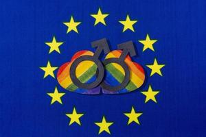 la bandera de la unión europea y el corazón en forma de bandera lgbt. el signo de una mujer. foto