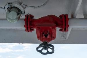 traslado industrial del hidrante rojo. sistema de extinción de incendios por agua. seguridad contra incendios. foto