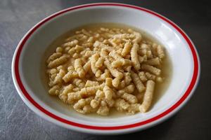 passatelli italiano casero. pasta italiana tradicional cocida en caldo. vista desde arriba. Bolonia, Italia. foto