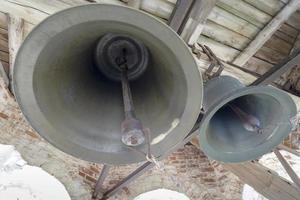 colgando campanas en el campanario de la iglesia. foto