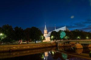 kaliningrado, rusia el 5 de junio de 2021, la histórica catedral luterana en kaliningrado por la noche. foto