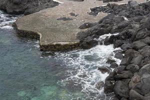 costa con piedras en la isla de tenerife. foto