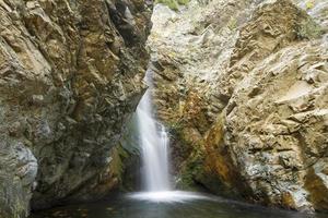 una vista de una pequeña cascada en las montañas troodos en chipre foto