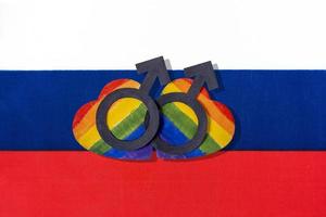 la bandera de rusia y el corazón en forma de bandera lgbt. el signo de una mujer. foto