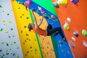 niña durante el gimnasio de escalada interior foto