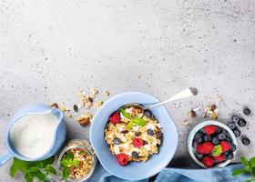 granola de avena con frutos rojos y yogur foto