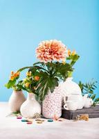 jarrón con hermosas flores de crisantemo en mesa de luz foto