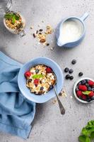 granola de avena con frutos rojos y yogur foto