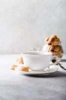 taza blanca de café con galletas amaretti foto