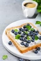 sándwich con queso de cabra y arándanos foto