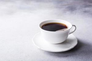 taza blanca de café con galletas amaretti foto