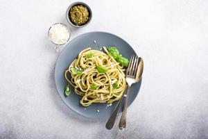 linguini con pesto verde foto