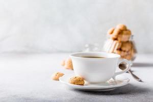 taza blanca de café con galletas amaretti foto