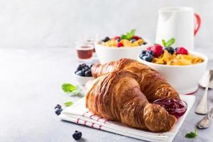 desayuno saludable con croissants foto