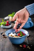 granola de avena con frutos rojos y yogur foto