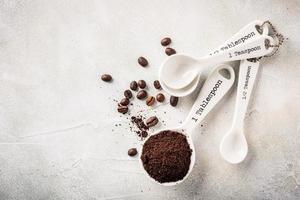 cucharas medidoras con café molido foto