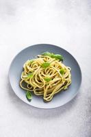 linguini con pesto verde foto