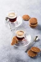 vaso de café con galletas de gofres de sirope foto