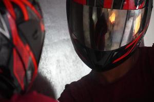 hombre con casco de bicicleta y feliz en la imagen del espejo foto