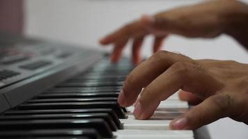 mano de hombre tocando piano electrónico foto