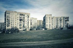 feos bloques residenciales de varios pisos en un distrito desierto. diseño arquitectónico soviético. foto