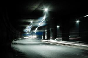 túnel oscuro con senderos de luz. imagen borrosa de movimiento de un túnel oscuro. foto