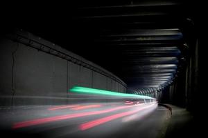 túnel oscuro con senderos de luz. imagen borrosa de movimiento de un túnel oscuro. foto