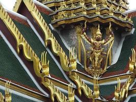 el gran palacio bangkok, tailandia, 22 de mayo de 2019, turistas que visitan el gran palacio y wat phra keaw en bangkok, tailandia.en bangkok, tailandia, 22 de mayo de 2019. foto