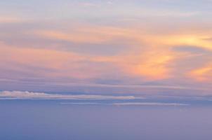 hermoso cielo con nubes antes del atardecer foto