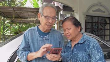 äldre par lär sig och använder mobil smartphone tillsammans. video