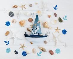 decoraciones de mar en una mesa foto