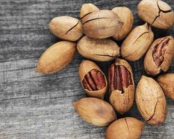 nueces pecanas en una mesa foto