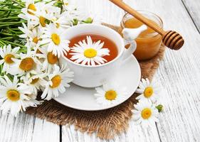 taza de té de hierbas con flores de manzanilla foto