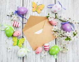 huevos de pascua y tarjeta de felicitación foto