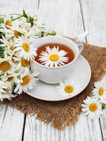 taza de té de hierbas con flores de manzanilla foto