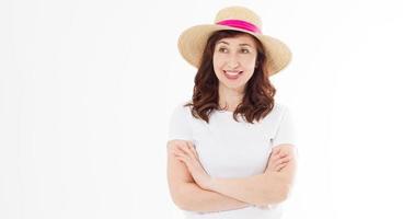 feliz hermosa mujer de mediana edad en sombrero de verano aislado sobre fondo blanco. Protección para el cuidado de la piel de la cabeza y la cara en verano. temporada de calor y accesorios de mujer de moda. camiseta en blanco de plantilla. copie el espacio foto