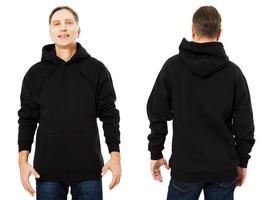 hombre feliz en plantilla sudadera con capucha negra para hombre aislada sobre fondo blanco. hombre con capucha de sudadera negra en blanco con espacio para copiar y maqueta para la impresión del logotipo de diseño, vista frontal y posterior. foto