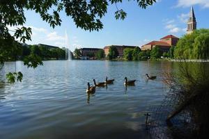 vista panorámica del ayuntamiento contra el lago, kiel foto