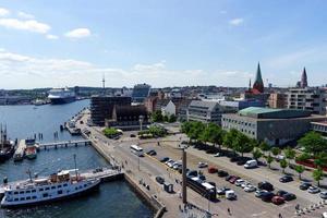 vista panorámica desde el costado de un crucero hasta el centro de kiel, alemania foto