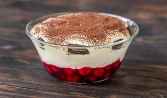 postre con galletas oreo, cerezas y queso crema foto